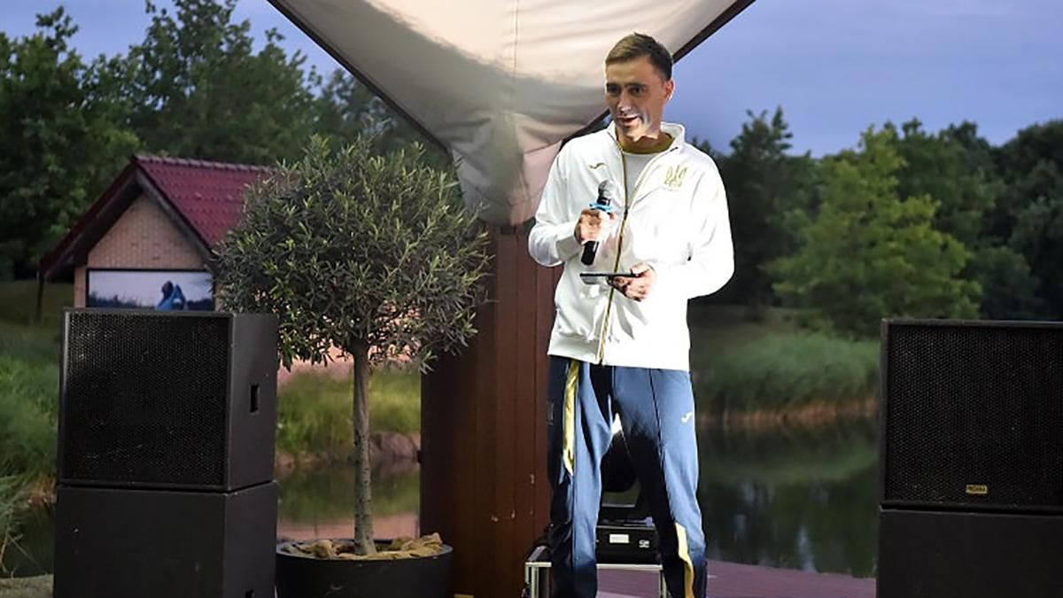 Новичок сборной Украины исполнил патриотическую песню на посвящении: видео Новичок сборной Украины исполнил патриотическую песню на посвящении: видео