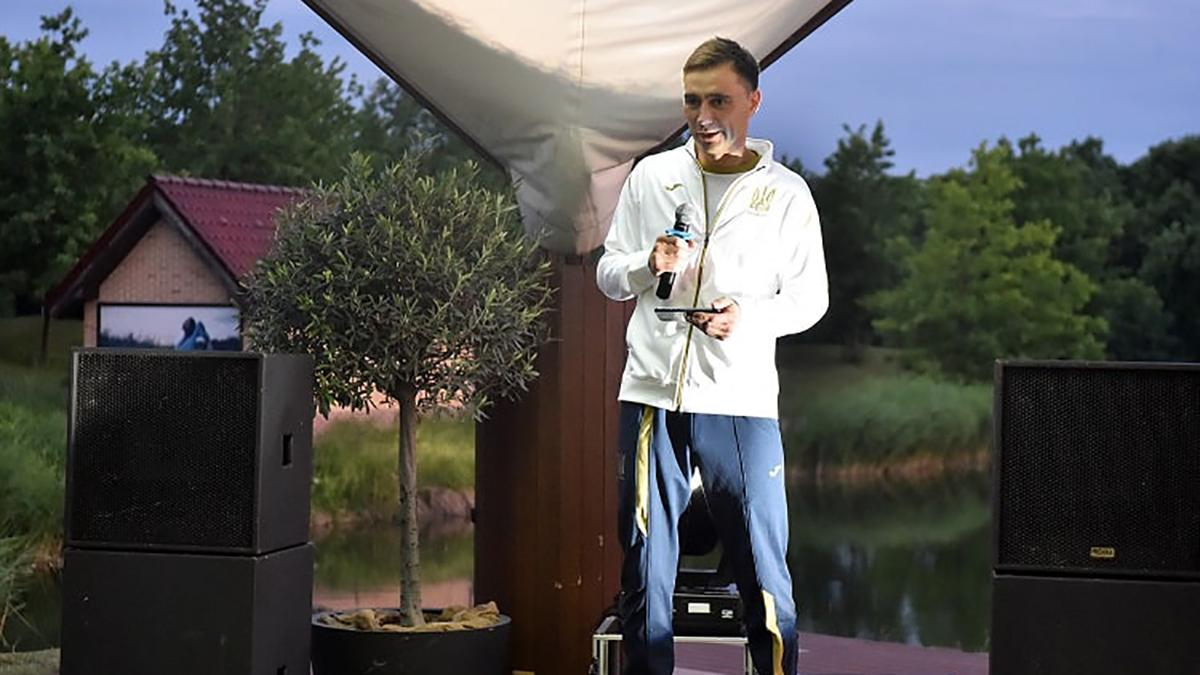 Новичок сборной Украины исполнил патриотическую песню на посвящении: видео