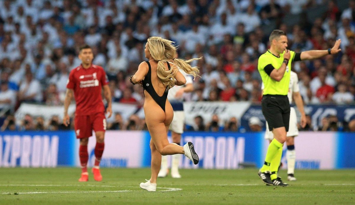 УЕФА оштрафовал обнаженную модель, которая выбежала на поле в финале Лиги чемпионов