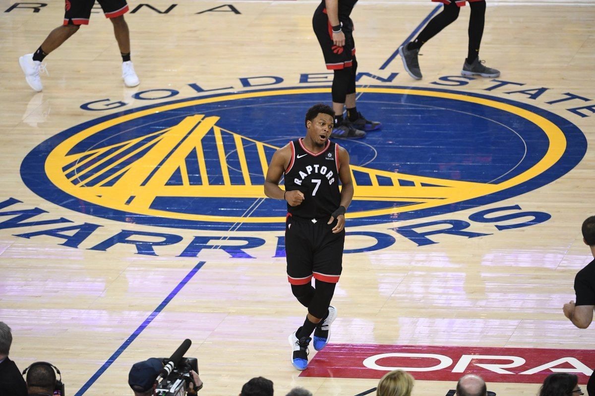 Фанат "Голден Стейт" штовхнув гравця "Торонто", який влетів у натовп: відео Фанат "Голден Стейт" штовхнув гравця "Торонто", який влетів у натовп: відео