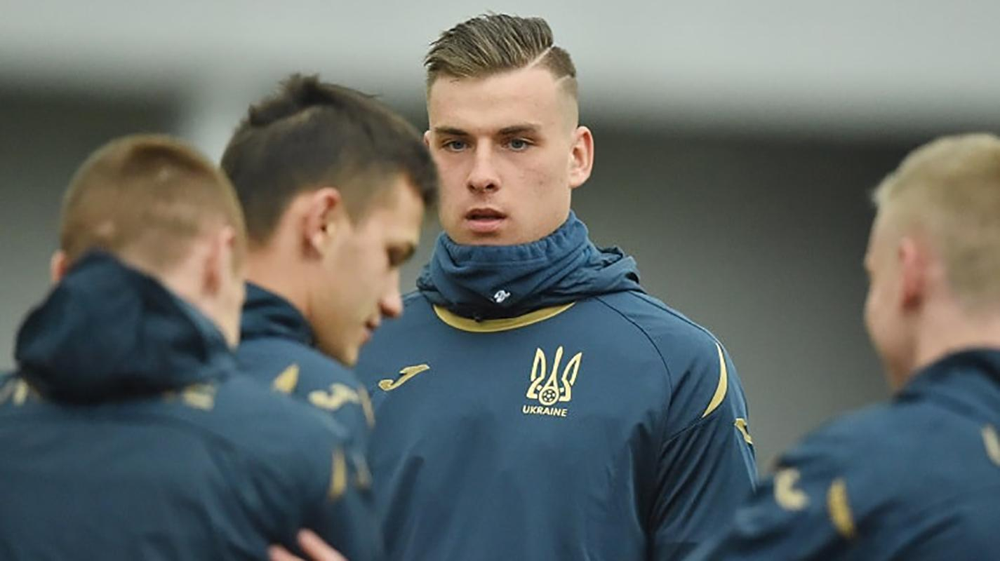 Вратарю сборной Украины заказали чартерный рейс, чтобы он не пропустил важную игру