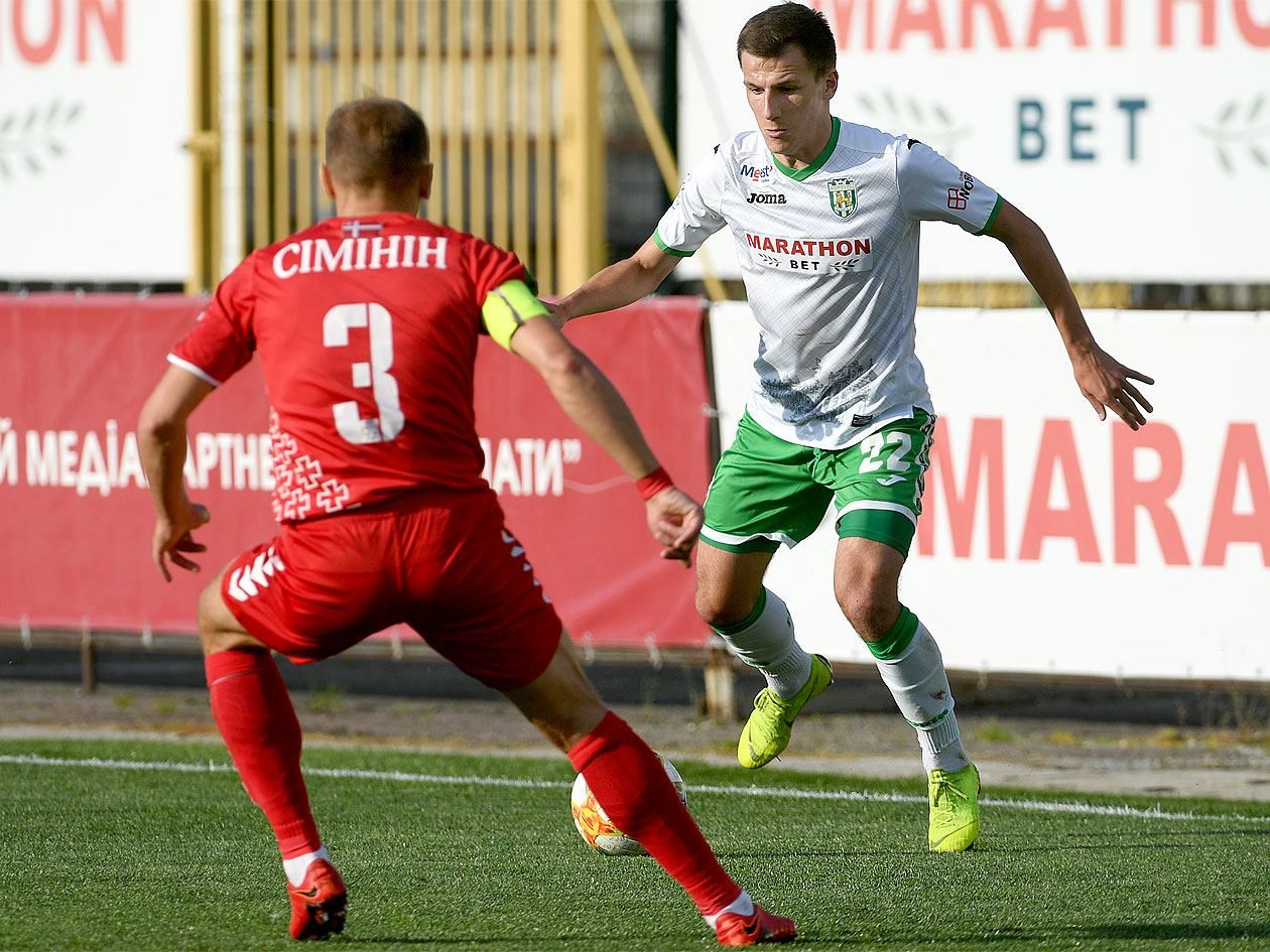 Болельщик бросил в арбитра стулом на матче "Волынь" – "Карпаты": видео Болельщик бросил в арбитра стулом на матче "Волынь" – "Карпаты": видео