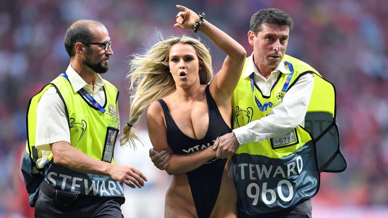 Девушка, которая выбежала на поле в финале Лиги чемпионов, намерена повторить свой поступок