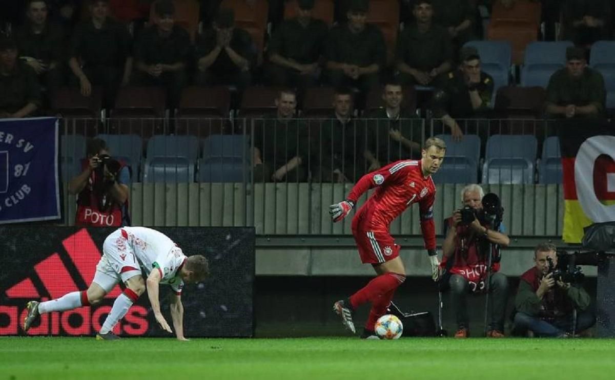 Ноер сумасшедшим финтом посадил игрока Беларуси на "пятую" точку: видео Ноер сумасшедшим финтом посадил игрока Беларуси на "пятую" точку: видео