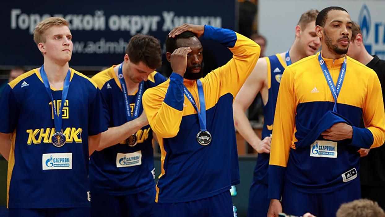 Російських баскетболістів зухвало пограбували прямо під час матчу: відео