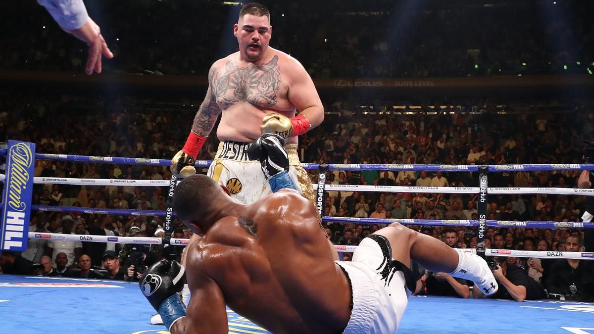 Руиса, который сенсационно нокаутировал Джошуа, наградили чемпионским поясом Snickers: фото Руиса, который сенсационно нокаутировал Джошуа, наградили чемпионским поясом Snickers: фото