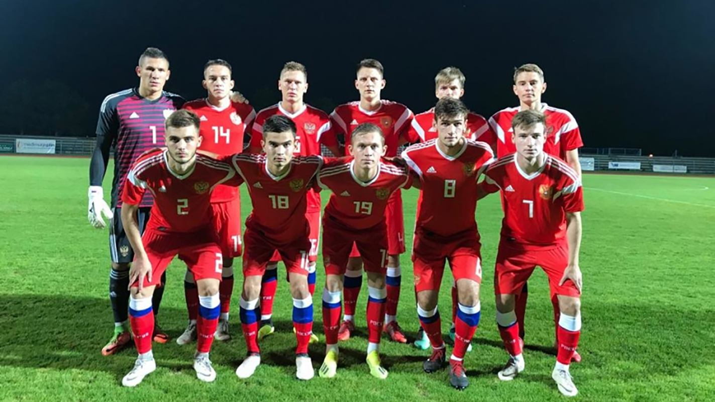 Сборная России U-20 пропустила курьезный гол от вратаря с чужой половины поля