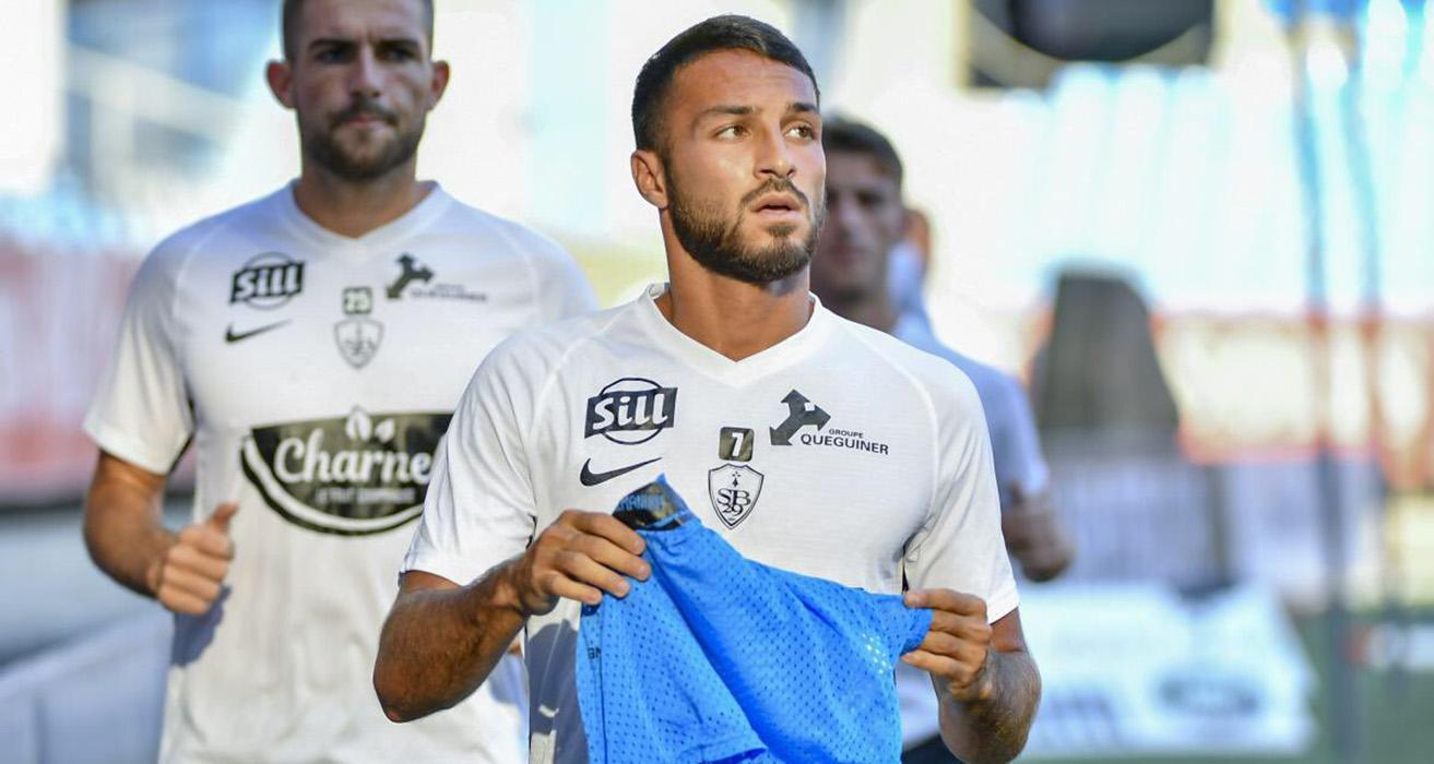 Алжирский футболист обнажился во время прямого эфира, его выгнали из сборной: видео