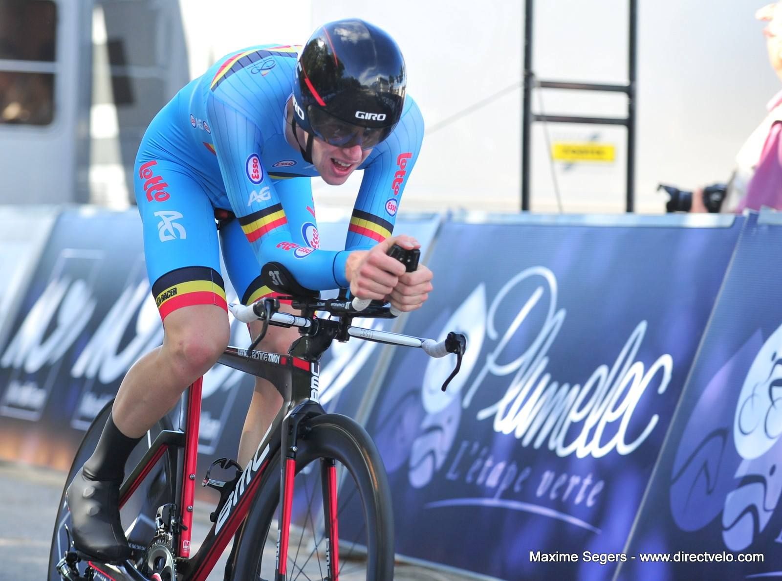 Велогонщик потерял колесо во время тура, неизвестный отказался дать ему другое: видео Велогонщик потерял колесо во время тура, неизвестный отказался дать ему другое: видео