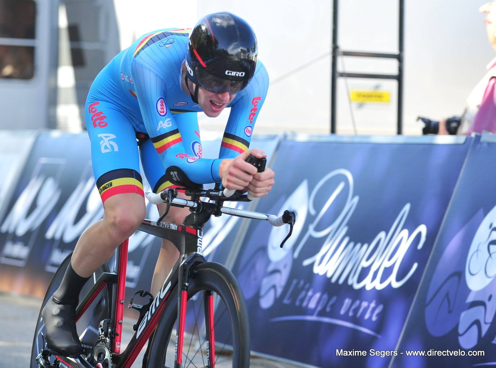 Велогонщик потерял колесо во время тура, неизвестный отказался дать ему другое: видео