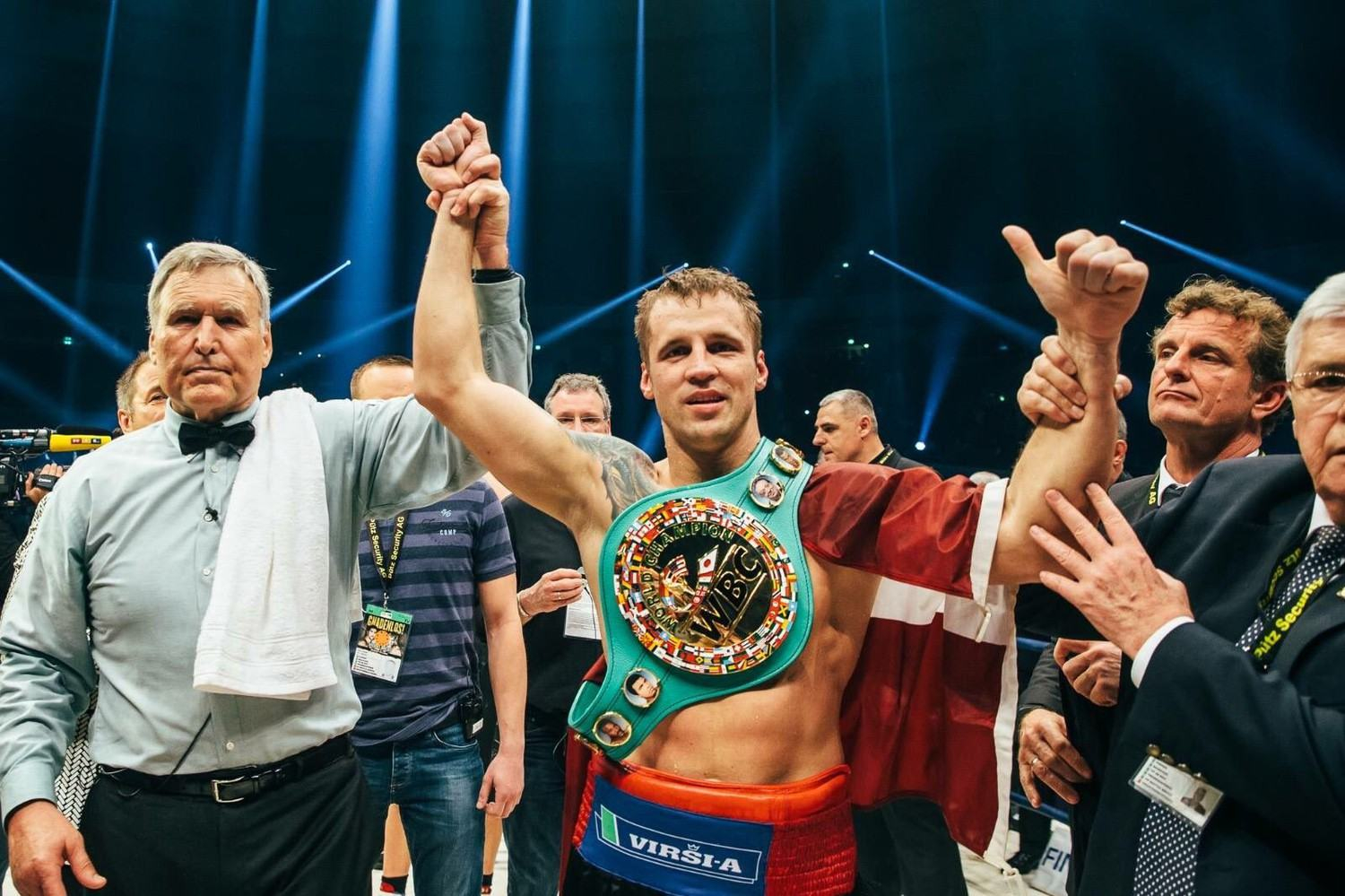 Бриедис в скандальном бою победил Гловацки в полуфинале WBSS, но не получил пояс WBC: видео