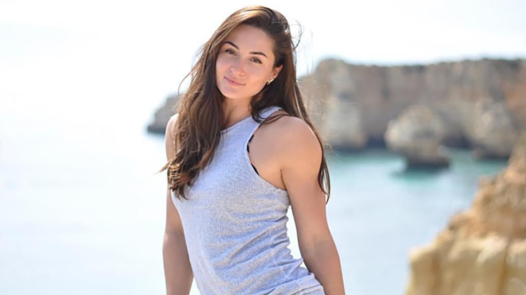 Украинская легкоатлетка засветила спортивную фигуру в купальнике, купаясь в фонтане Украинская легкоатлетка засветила спортивную фигуру в купальнике, купаясь в фонтане