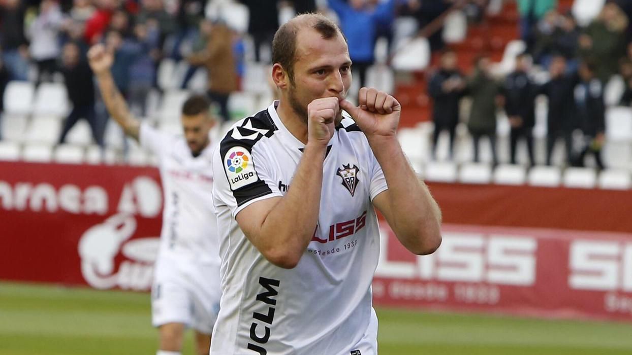 Іспанські фанати скандували прізвище Зозулі й просили залишитися у клубі: відео Іспанські фанати скандували прізвище Зозулі й просили залишитися у клубі: відео