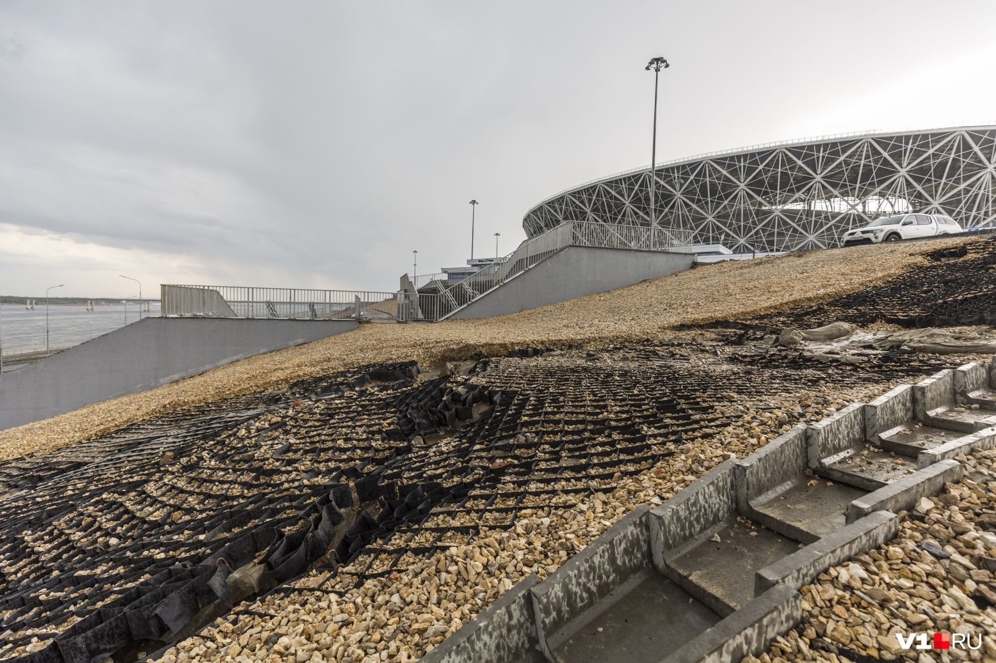 У Росії дощем розмило схил біля стадіону, який збудували до чемпіонату світу: відео У Росії дощем розмило схил біля стадіону, який збудували до чемпіонату світу: відео