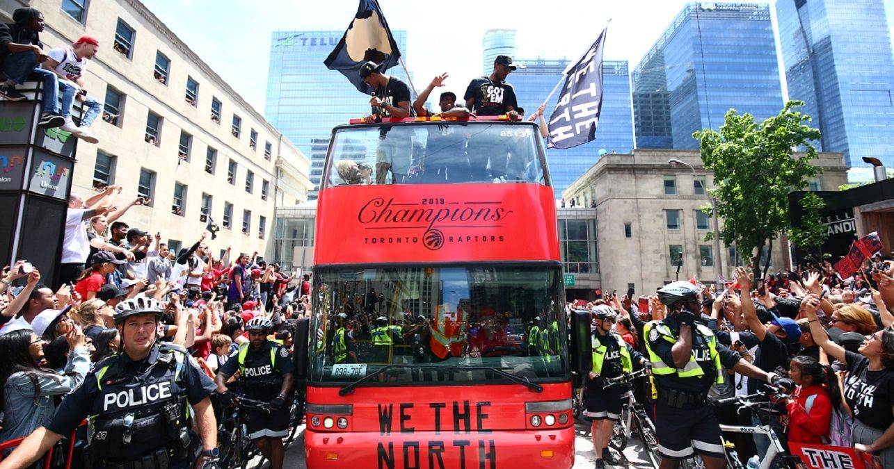Во время парада чемпионов НБА "Торонто" произошла стрельба, есть пострадавшие: видео Во время парада чемпионов НБА "Торонто" произошла стрельба, есть пострадавшие: видео