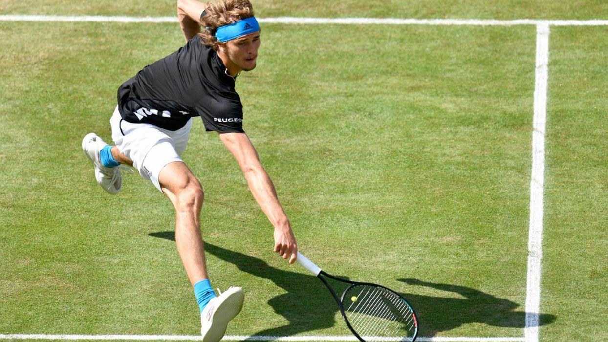 Німецький тенісист у карколомному стрибку відбив м'яч і виграв розіграш: відео Німецький тенісист у карколомному стрибку відбив м'яч і виграв розіграш: відео