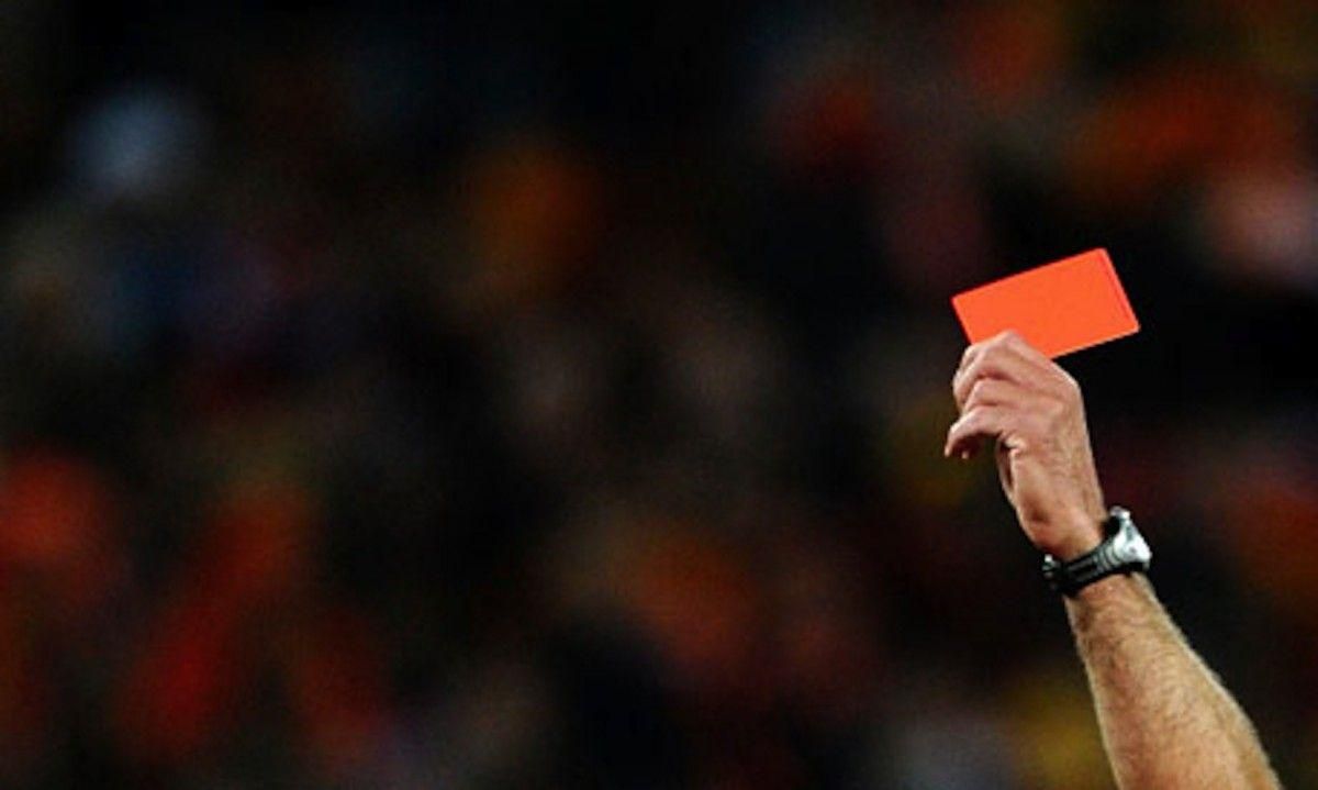 Президент клубу побив арбітра під час футбольного матчу: відео Президент клубу побив арбітра під час футбольного матчу: відео