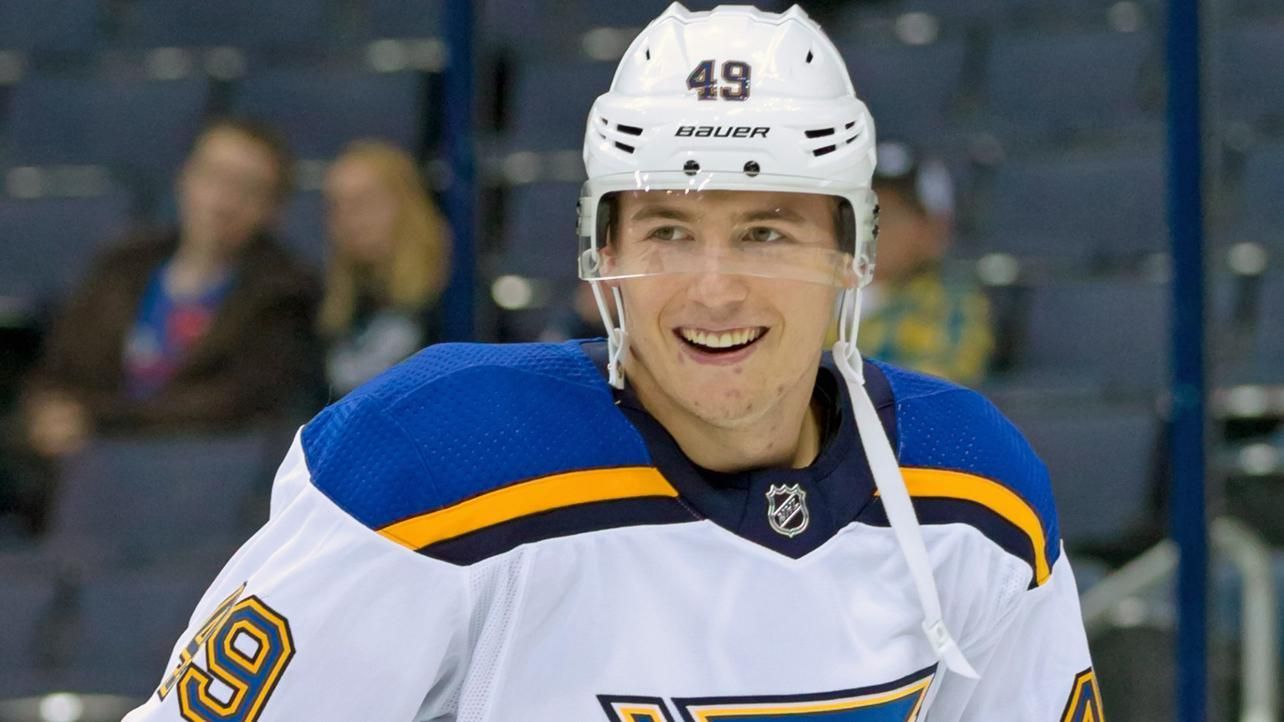 Российский хоккеист упал с машины во время парада чемпионов НХЛ: видео инцидента Российский хоккеист упал с машины во время парада чемпионов НХЛ: видео инцидента