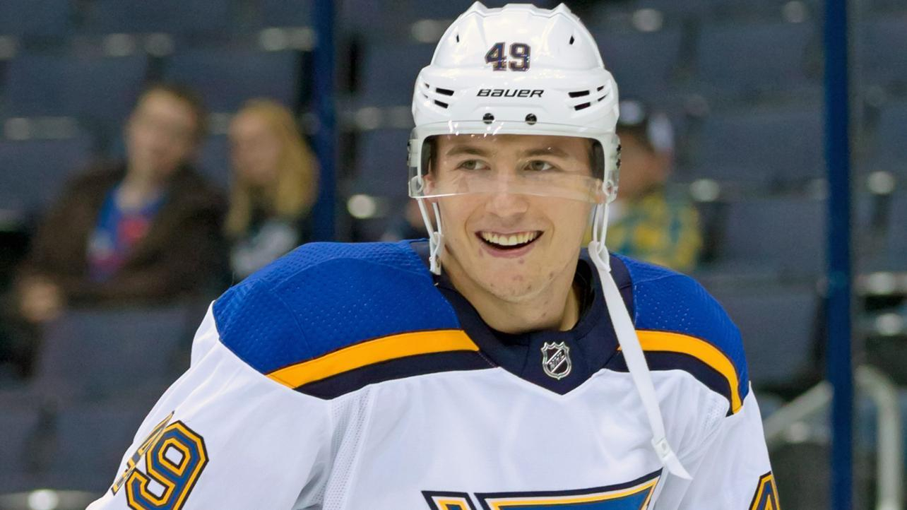 Российский хоккеист упал с машины во время парада чемпионов НХЛ: видео инцидента