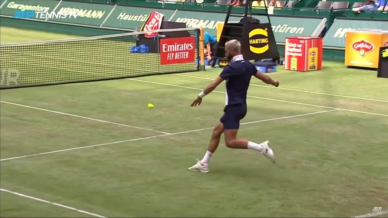 Известные французы сыграли в теннис ногами прямо во время матча: смешное видео