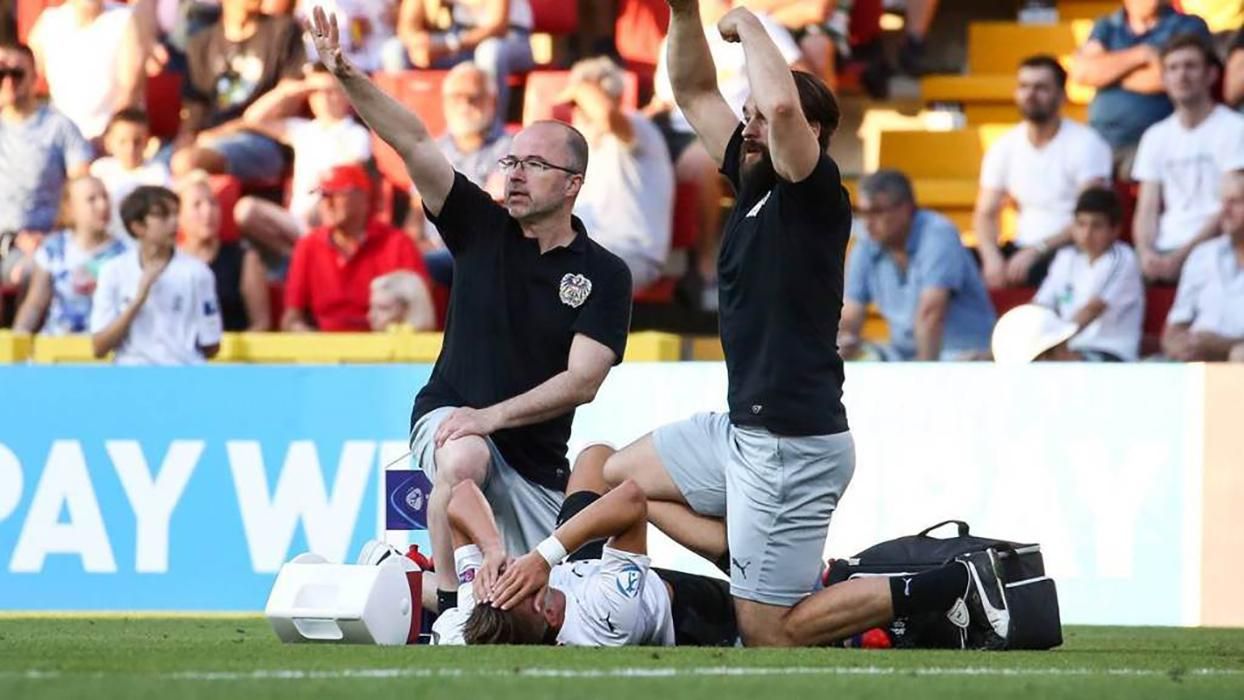 Игрок сборной Австрии жутко сломал ногу на Чемпионате Европы: видео (18+) Игрок сборной Австрии жутко сломал ногу на Чемпионате Европы: видео (18+)