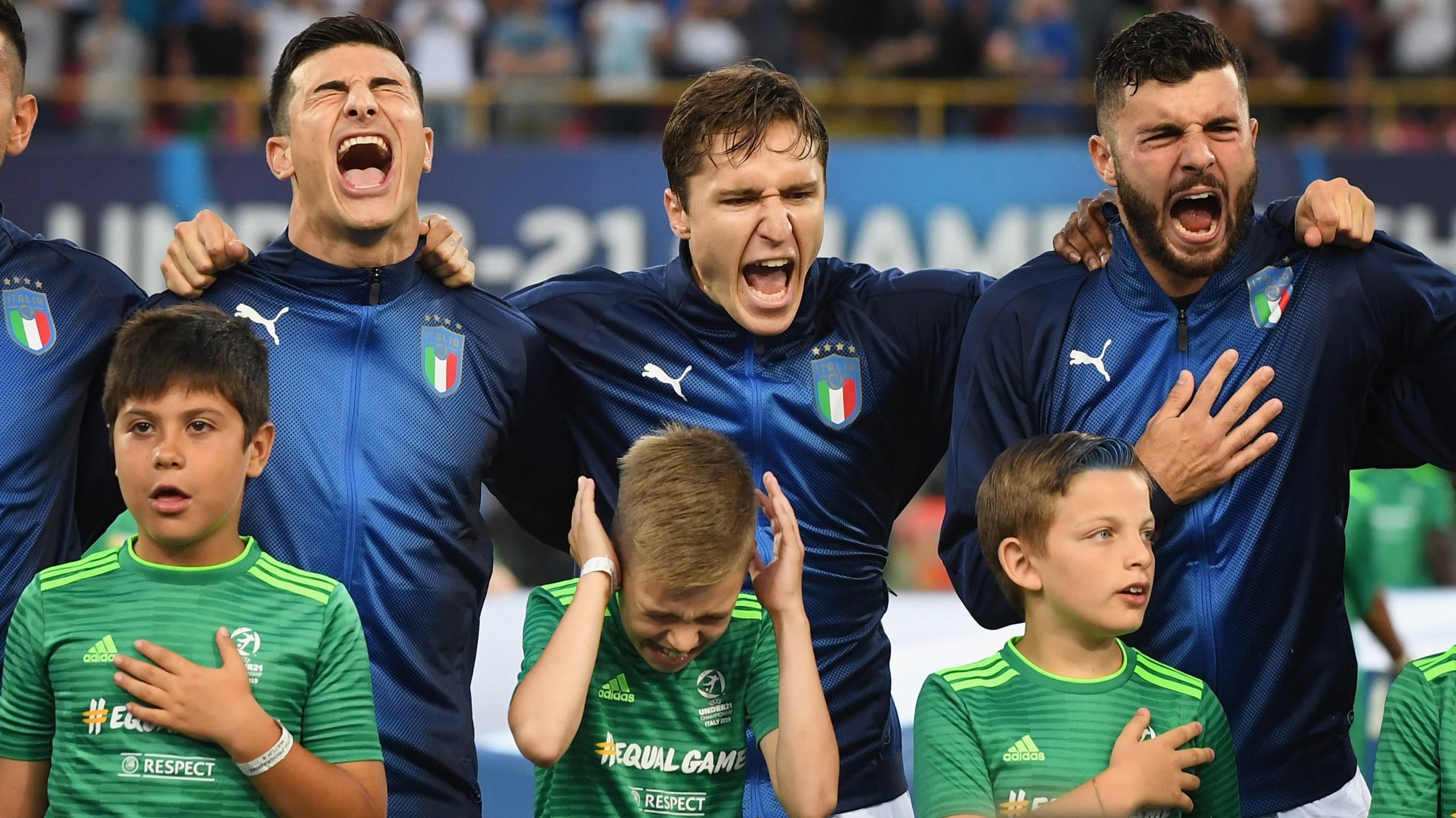 Футболісти збірної Італії оглушили дітей гучним виконанням гімну: яскраві фото