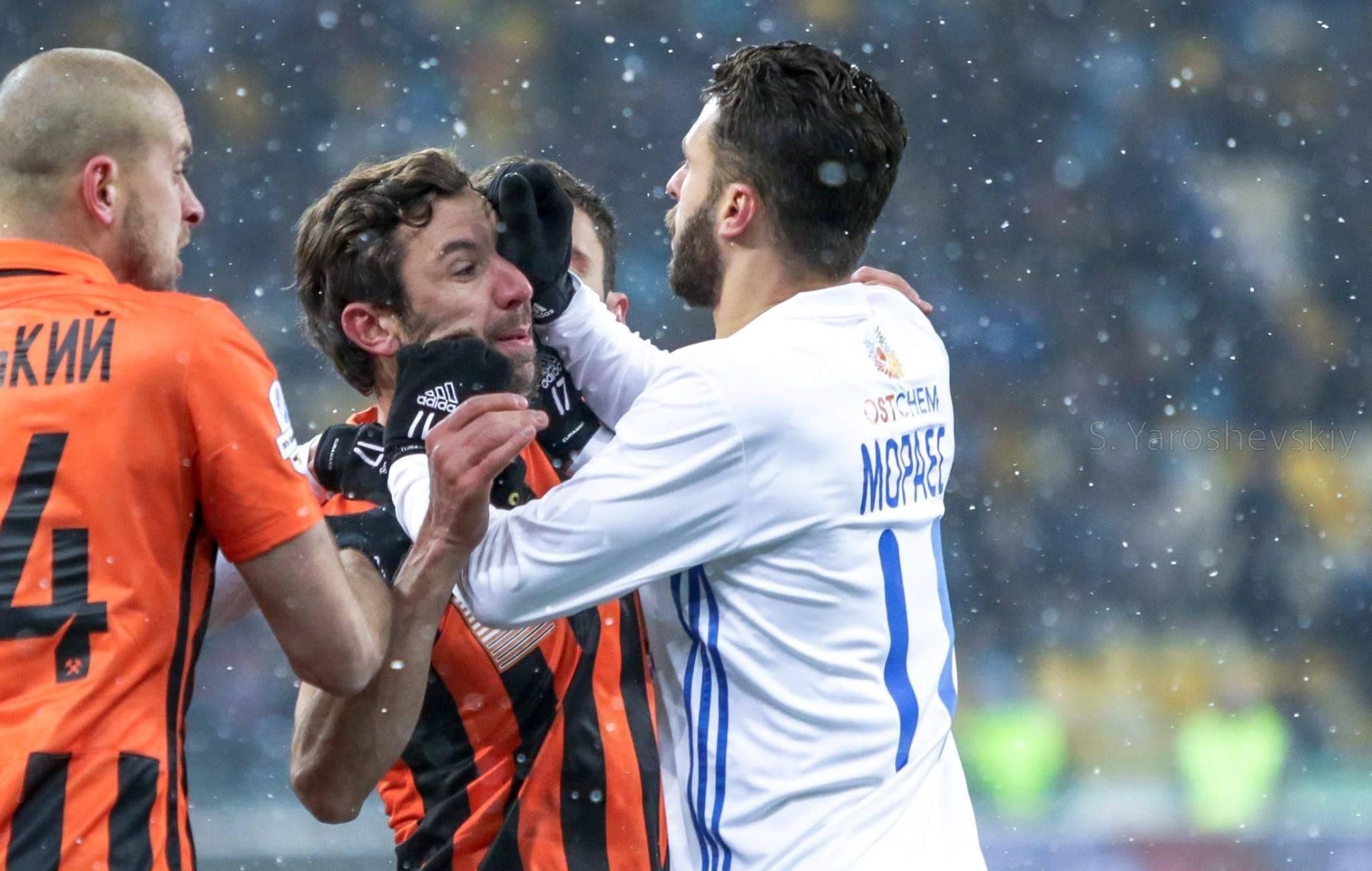 Мораес тепло обійнявся із Срною, а ще два роки тому вони побилися на футбольному полі: відео Мораес тепло обійнявся із Срною, а ще два роки тому вони побилися на футбольному полі: відео