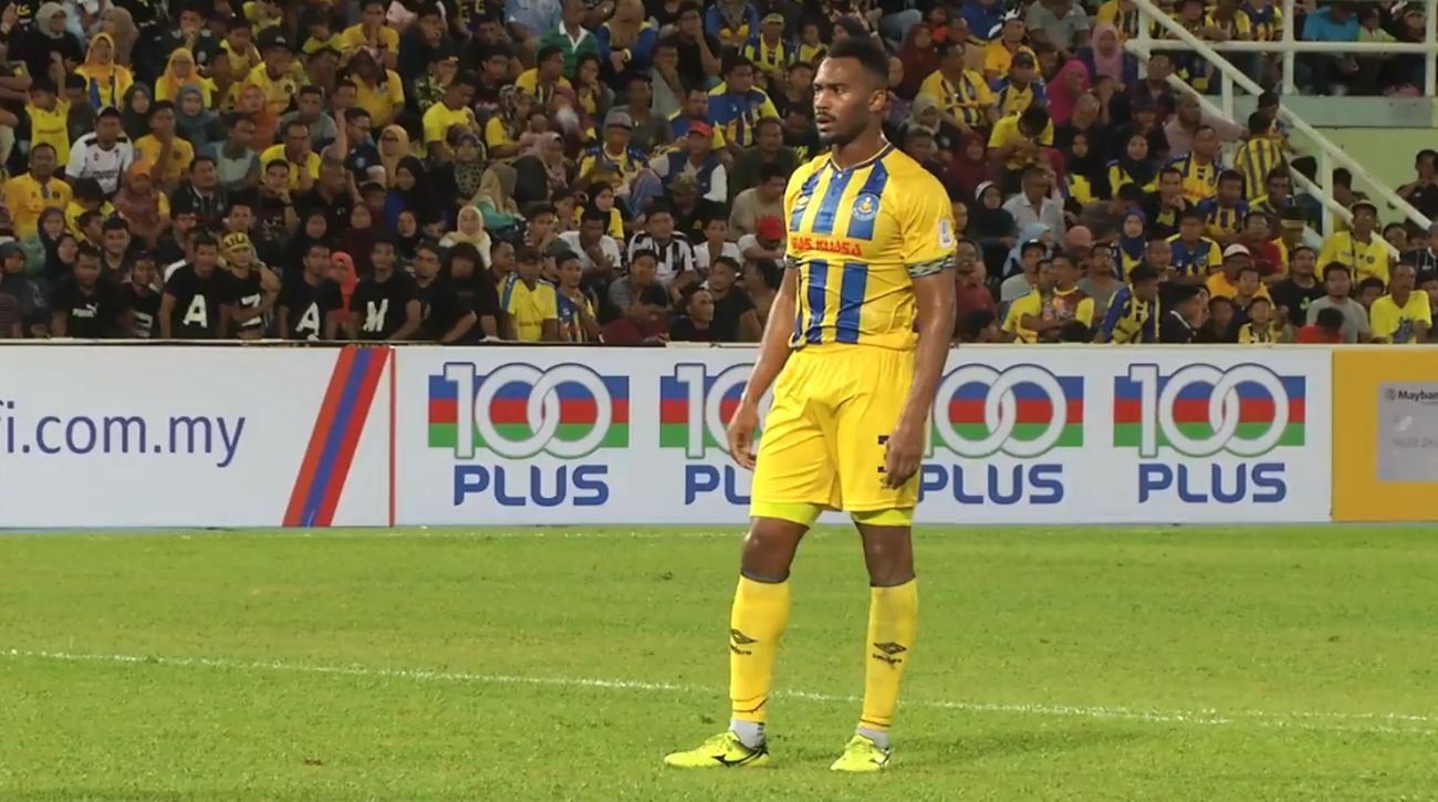 Футболіст забив дивовижний гол зі своєї половини поля: відео Футболіст забив дивовижний гол зі своєї половини поля: відео