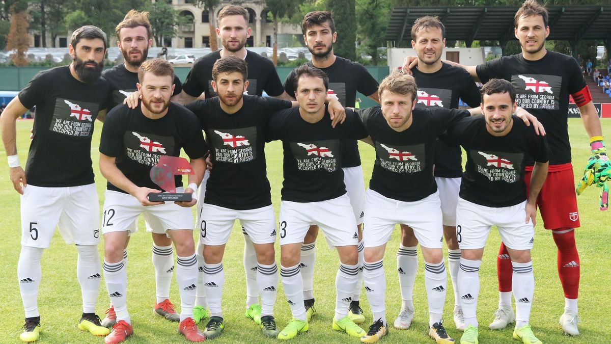Грузинские футболисты вышли на матч с антироссийскими лозунгами: фото