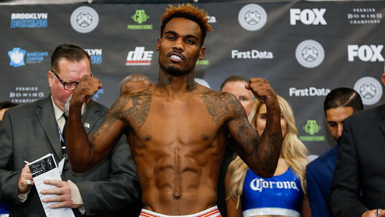 Американский боксер Чарло брутальной "двойкой" отправил соперника в глубокий нокаут: видео