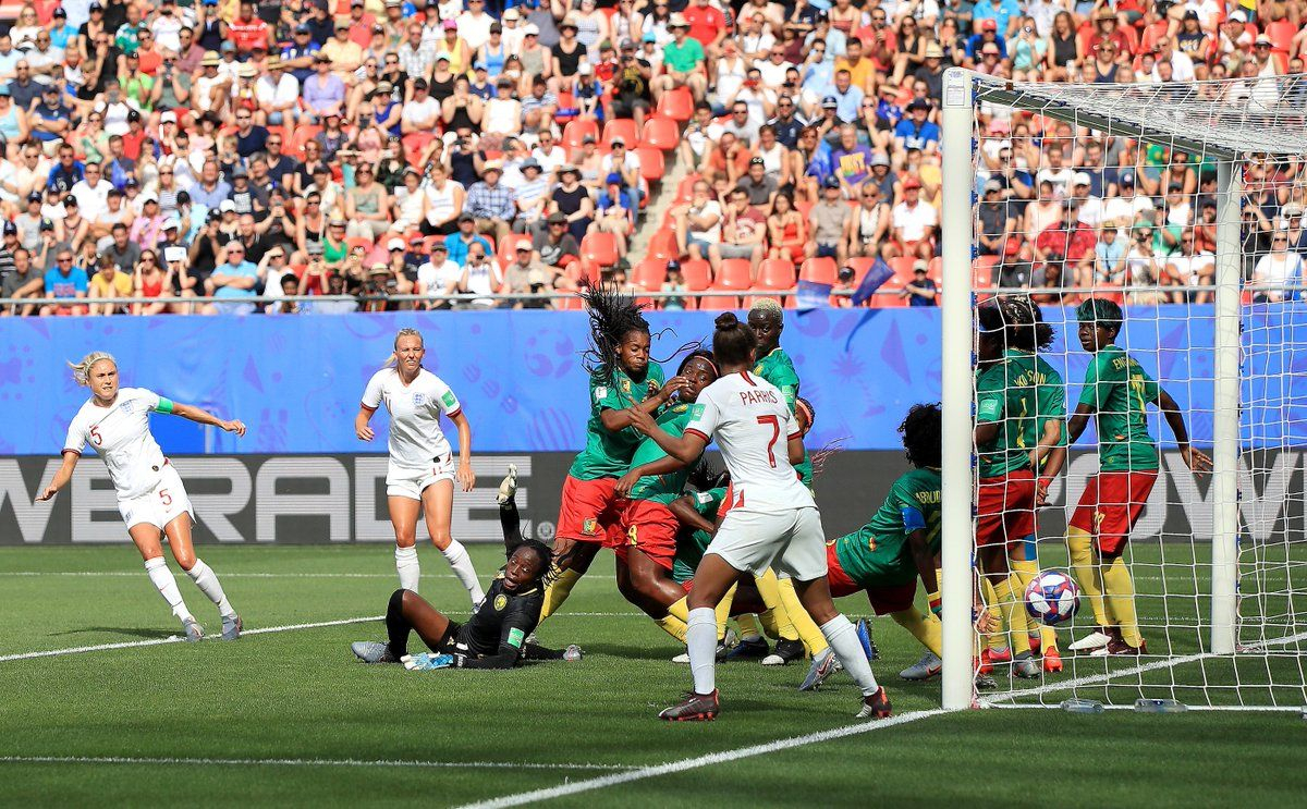 В Англии матч женской сборной по футболу установил рекорд по просмотрам, он закончился скандалом