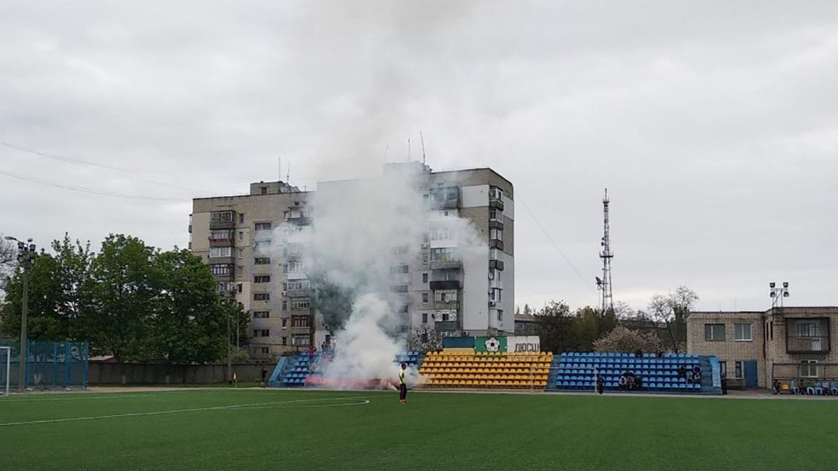 Фанаты сорвали футбольный матч, бросив петарду в бокового арбитра