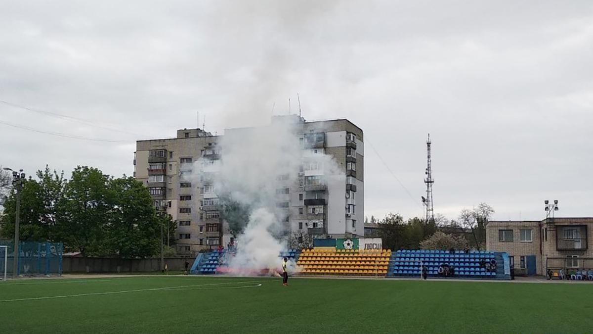 Фанаты сорвали футбольный матч, бросив петарду в бокового арбитра Фанаты сорвали футбольный матч, бросив петарду в бокового арбитра