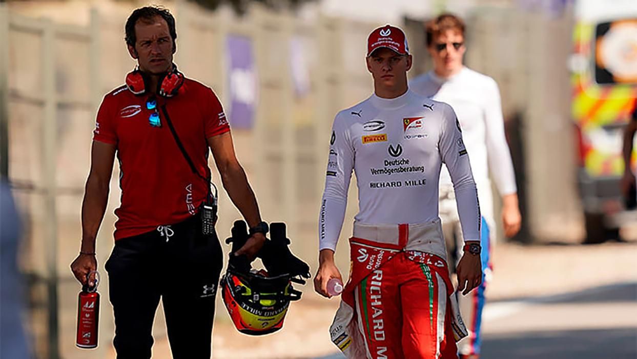 Син Шумахера в карколомній аварії злетів і не зміг продовжити гонку: відео 
