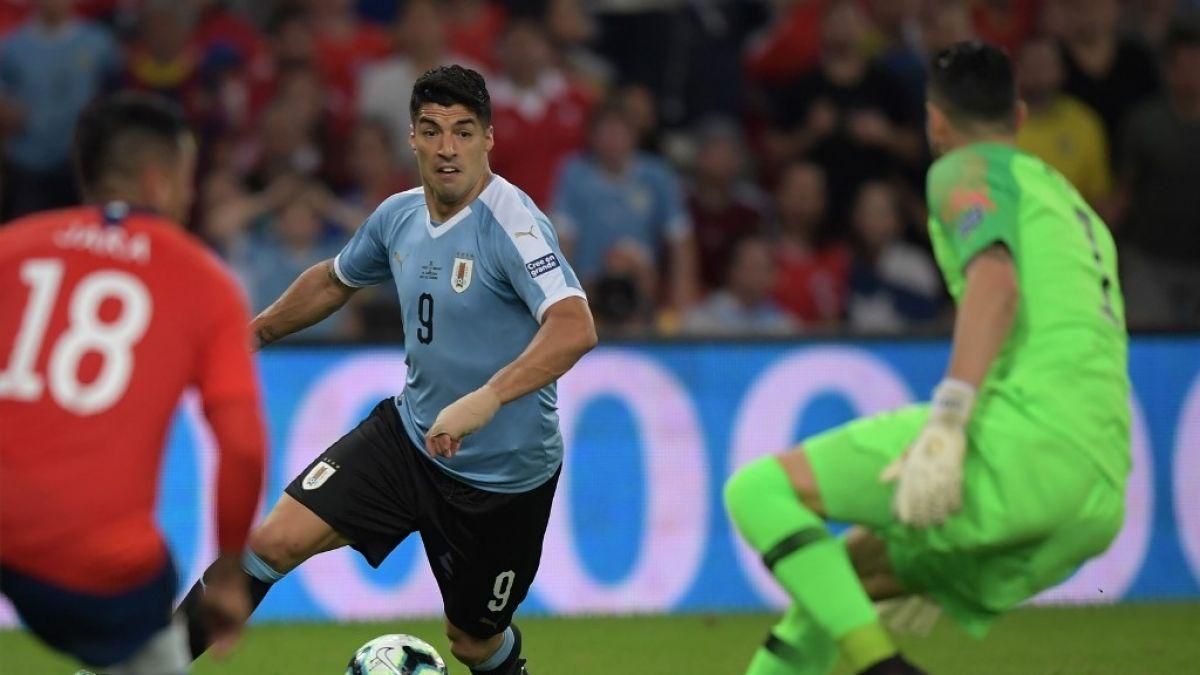 Луис Суарес требовал пенальти за игру рукой вратаря в штрафной: курьезное видео Луис Суарес требовал пенальти за игру рукой вратаря в штрафной: курьезное видео