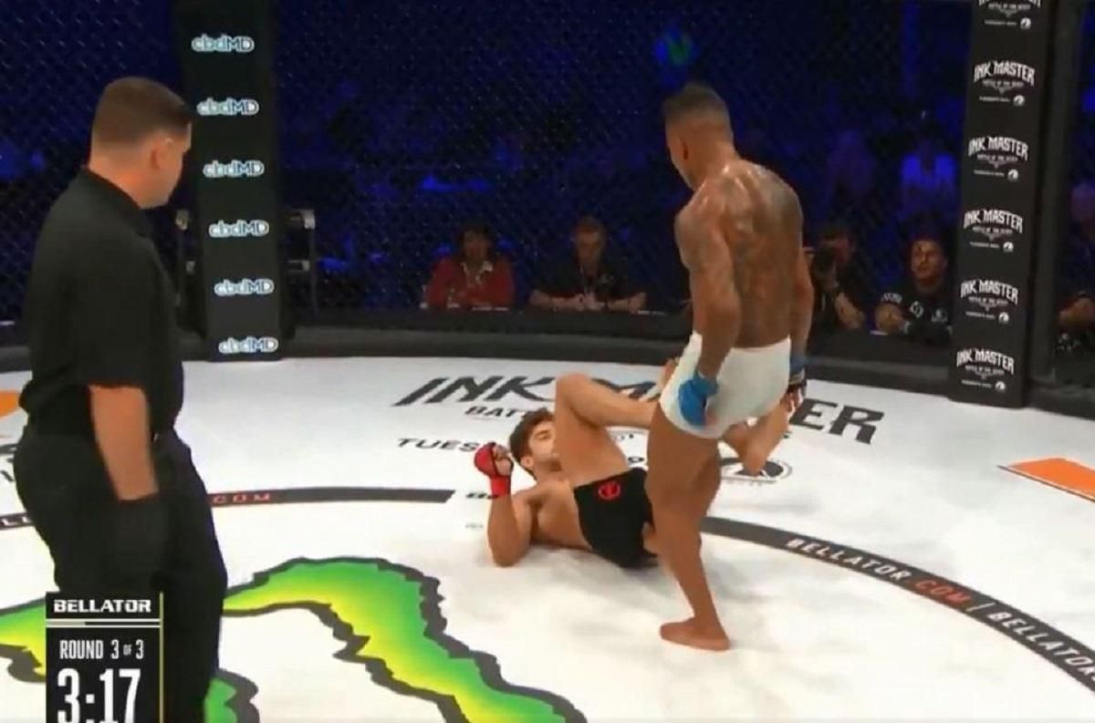 Боєць ММА засунув палець супернику в заборонене місце: курйозне відео Боєць ММА засунув палець супернику в заборонене місце: курйозне відео