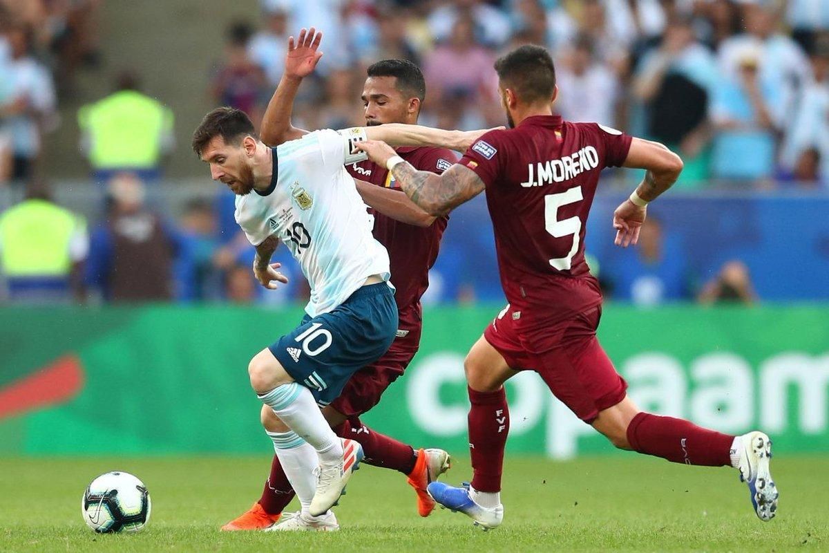 Голубь отнял мяч у игрока Аргентины во время матча Кубка Америки: смешное видео