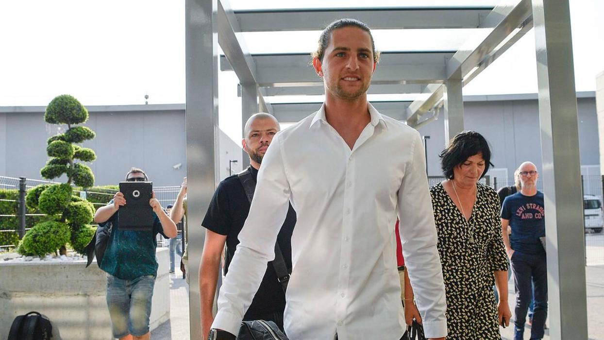 "Ювентус" официально оформил два звездных трансфера "Ювентус" официально оформил два звездных трансфера