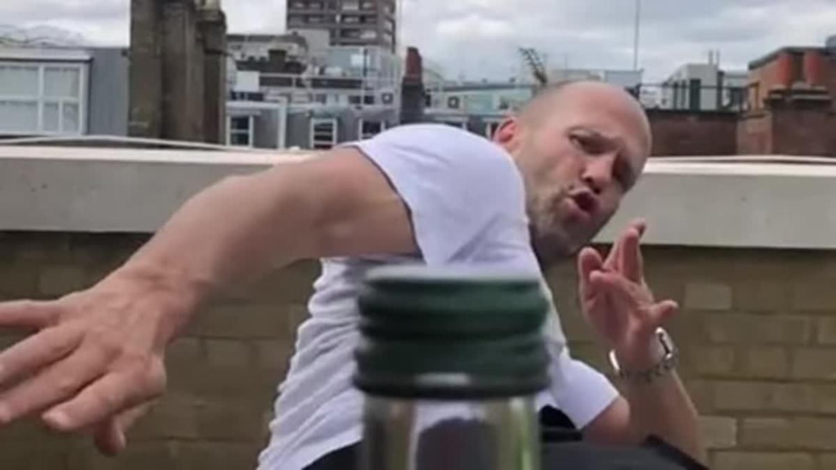 Bottle Cap Challenge – Макгрегор кинув виклик Мейвезеру – відео Bottle Cap Challenge – Макгрегор кинув виклик Мейвезеру – відео