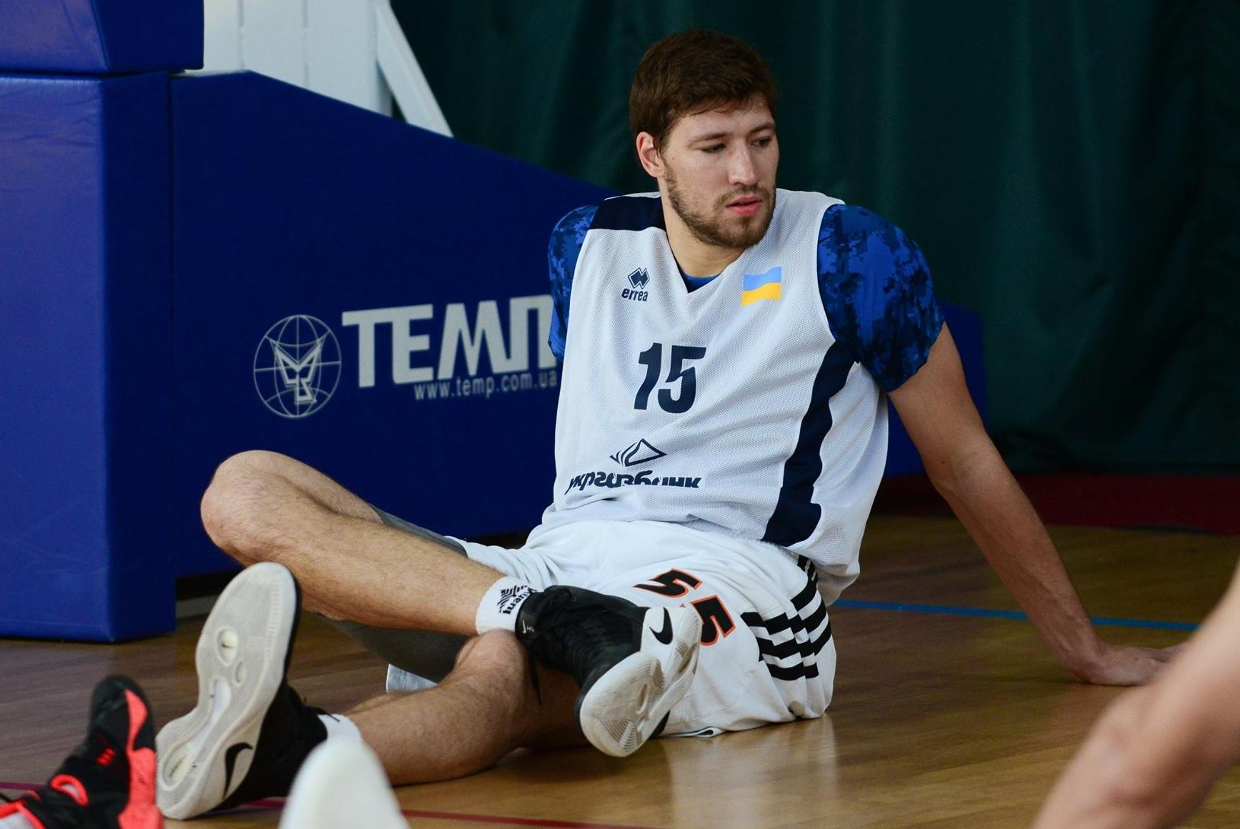 Украинский баскетболист Кравцов вышел в ринг против непобедимого боксера: видео