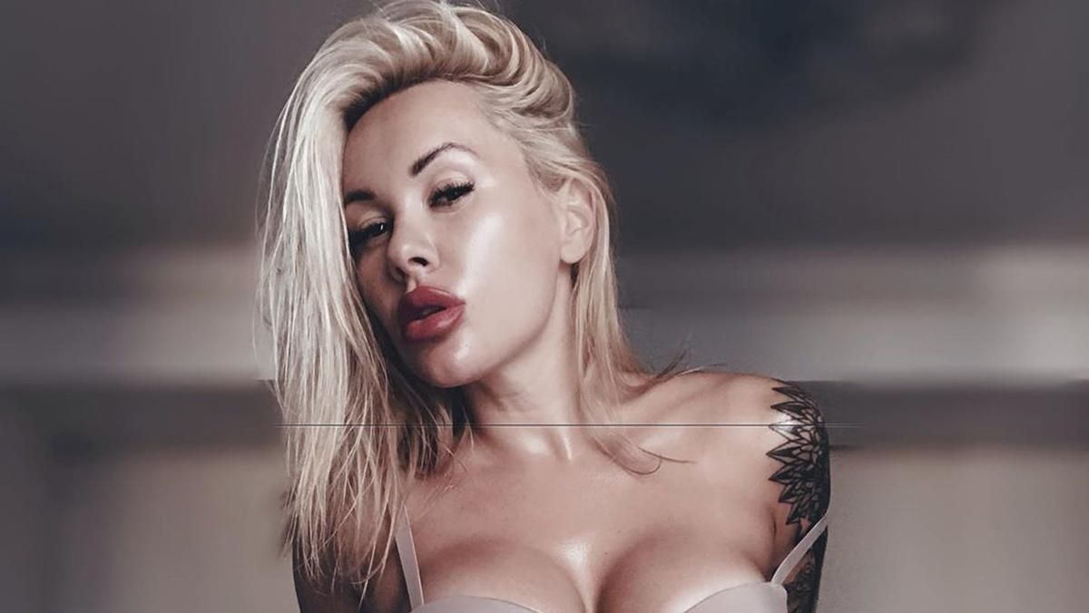 Жена Морозюка необычным способом присоединилась к #bottlecapchallange: видео 18+ Жена Морозюка необычным способом присоединилась к #bottlecapchallange: видео 18+