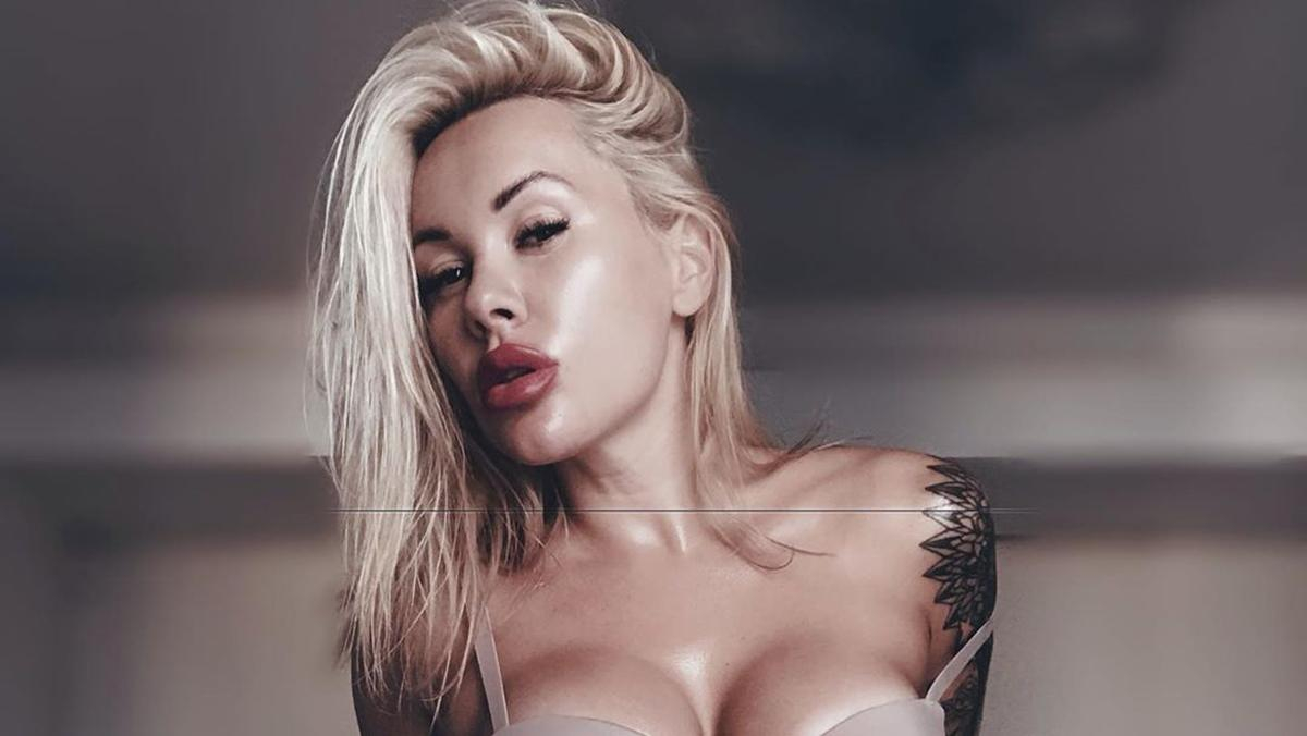 Жена Морозюка необычным способом присоединилась к #bottlecapchallange: видео 18+