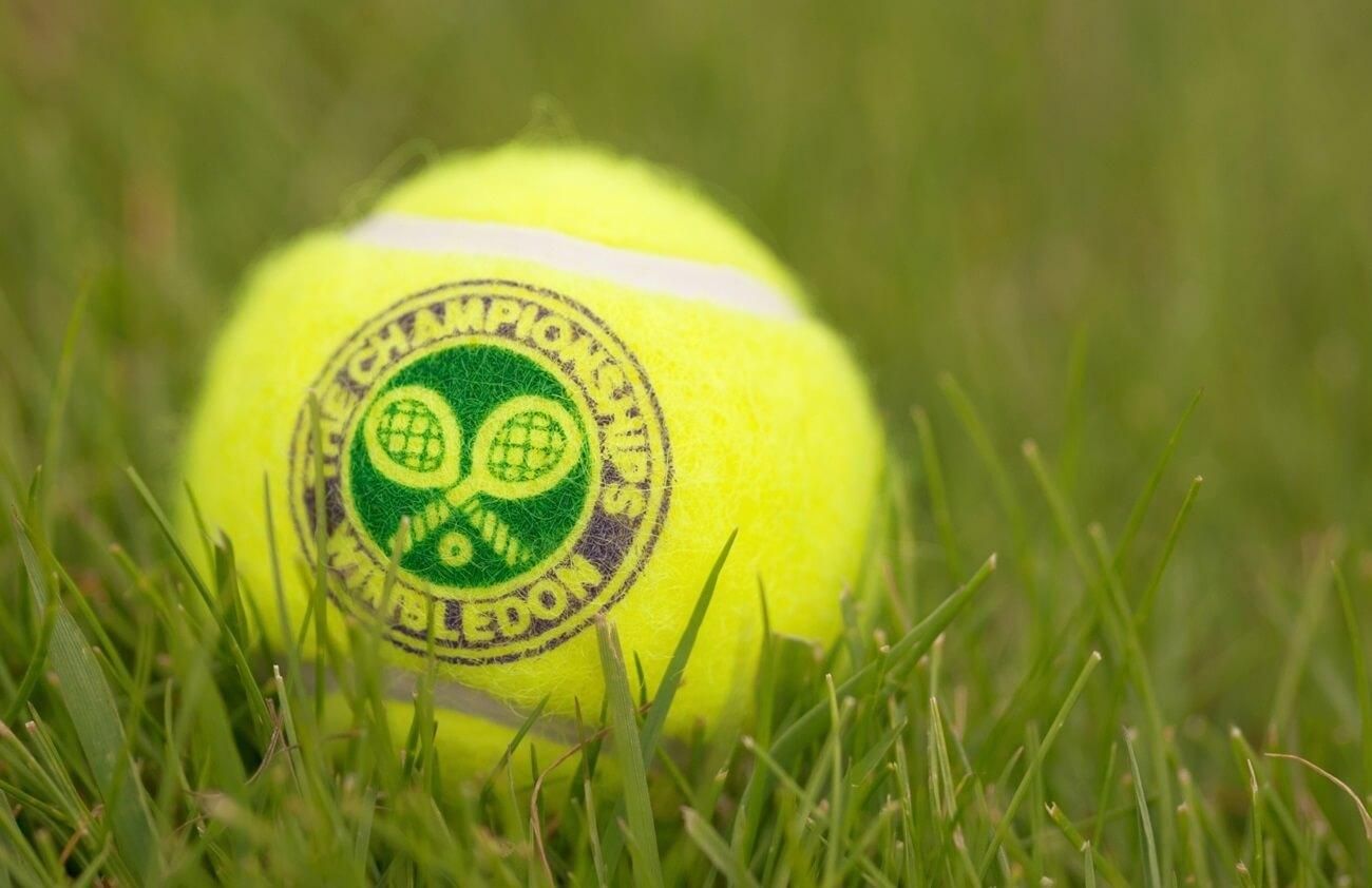 Тенісисти прийняли холодний душ на Вімблдоні через поламану систему для поливу: відео Тенісисти прийняли холодний душ на Вімблдоні через поламану систему для поливу: відео