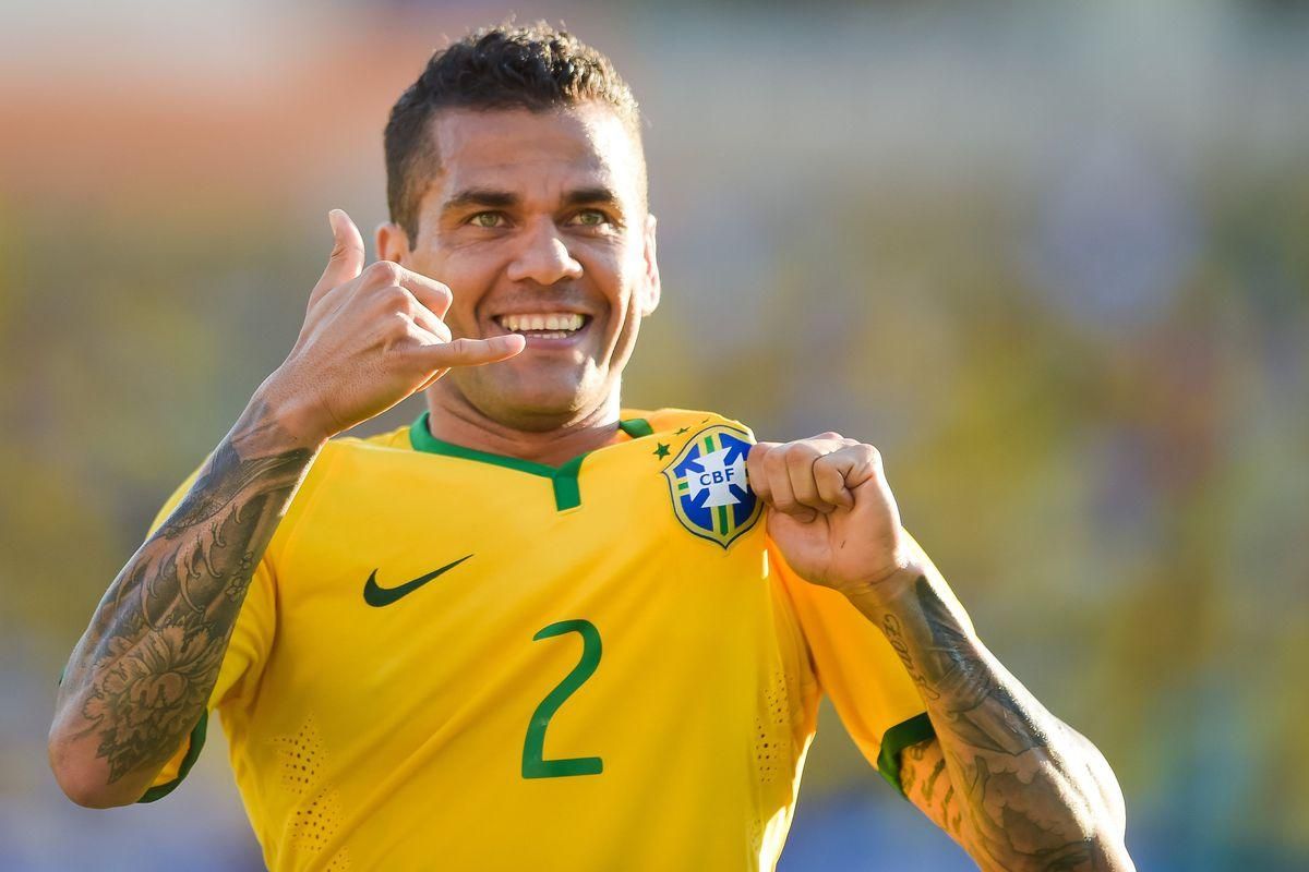 Бразилец Дани Алвес стал самым успешным футболистом в истории