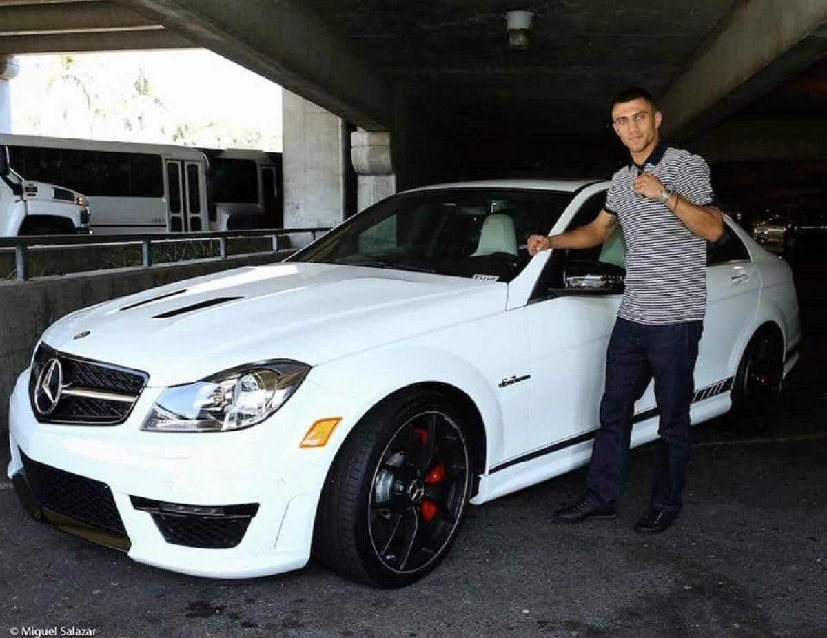 Василий Ломаченко промчался по Киеву на шикарном авто: видео Василий Ломаченко промчался по Киеву на шикарном авто: видео