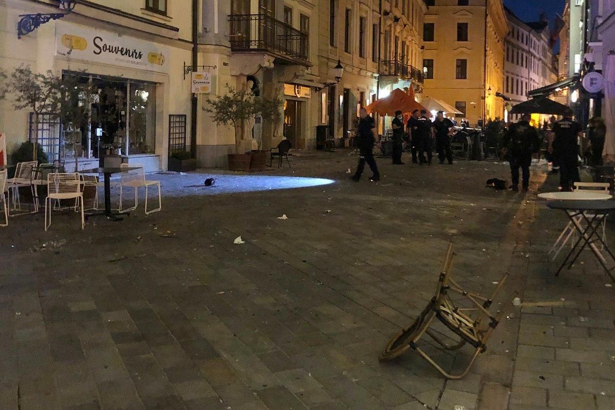 Польські та болгарські фанати влаштували погром в Братиславі перед матчем Ліги Європи: відео Польські та болгарські фанати влаштували погром в Братиславі перед матчем Ліги Європи: відео