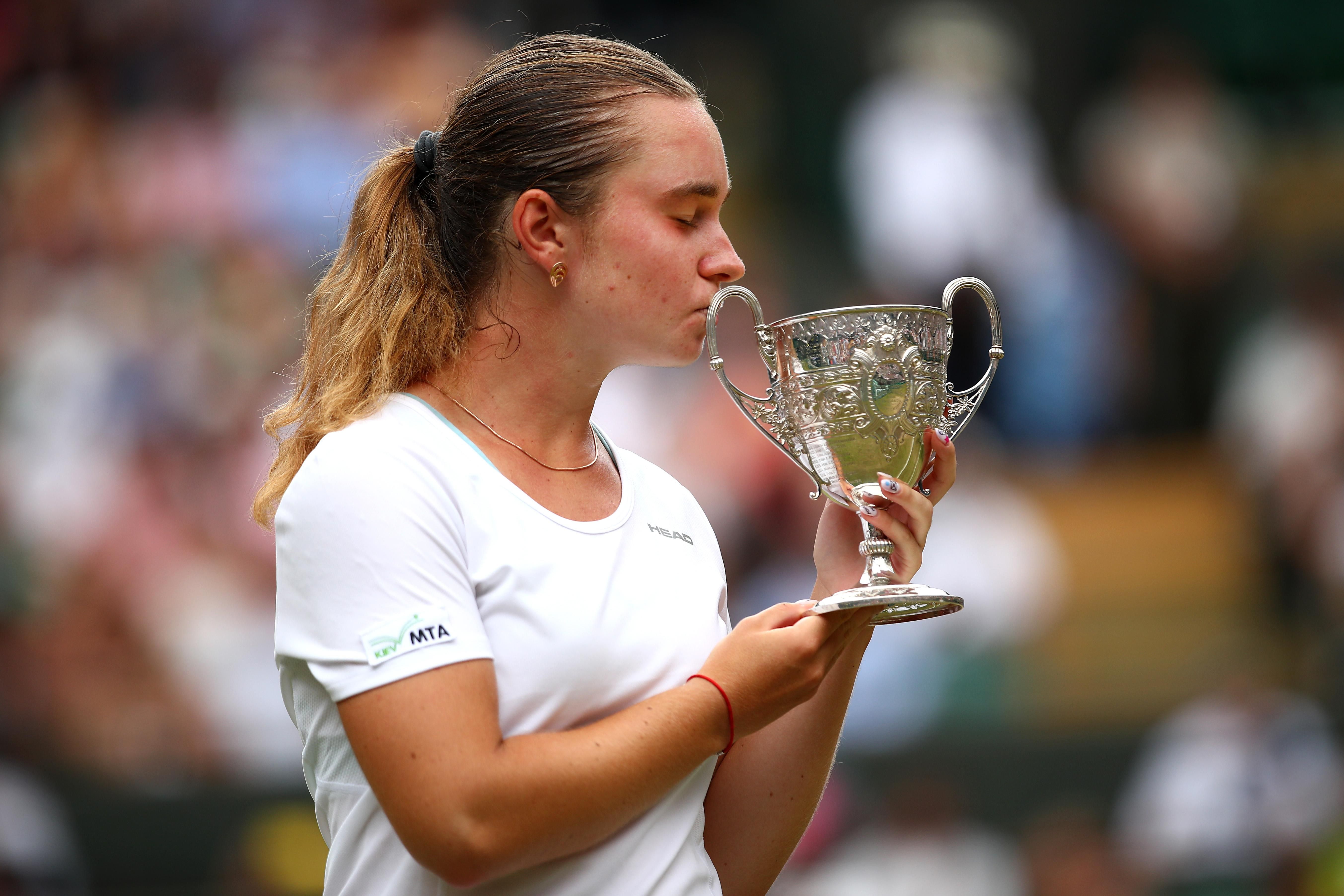 Українка Снігур прийшла на бал чемпіонів Вімблдону в розкішній сукні: фото Українка Снігур прийшла на бал чемпіонів Вімблдону в розкішній сукні: фото
