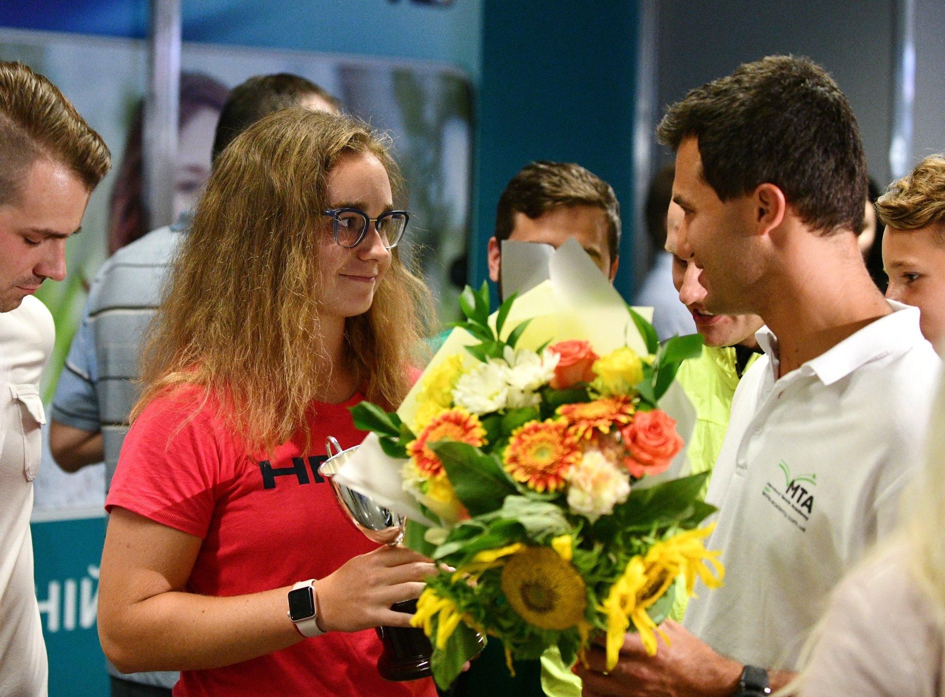 Українську чемпіонку Вімблдону Снігур тепло зустріли в Києві: фото Українську чемпіонку Вімблдону Снігур тепло зустріли в Києві: фото