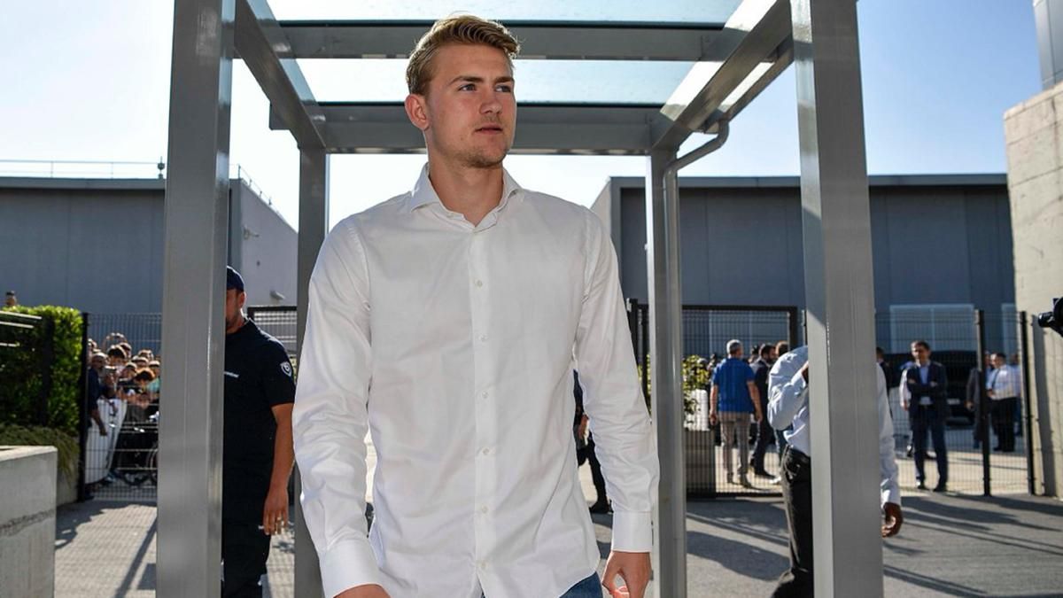 Де Лигт официально перешел в "Ювентус" Де Лигт официально перешел в "Ювентус"