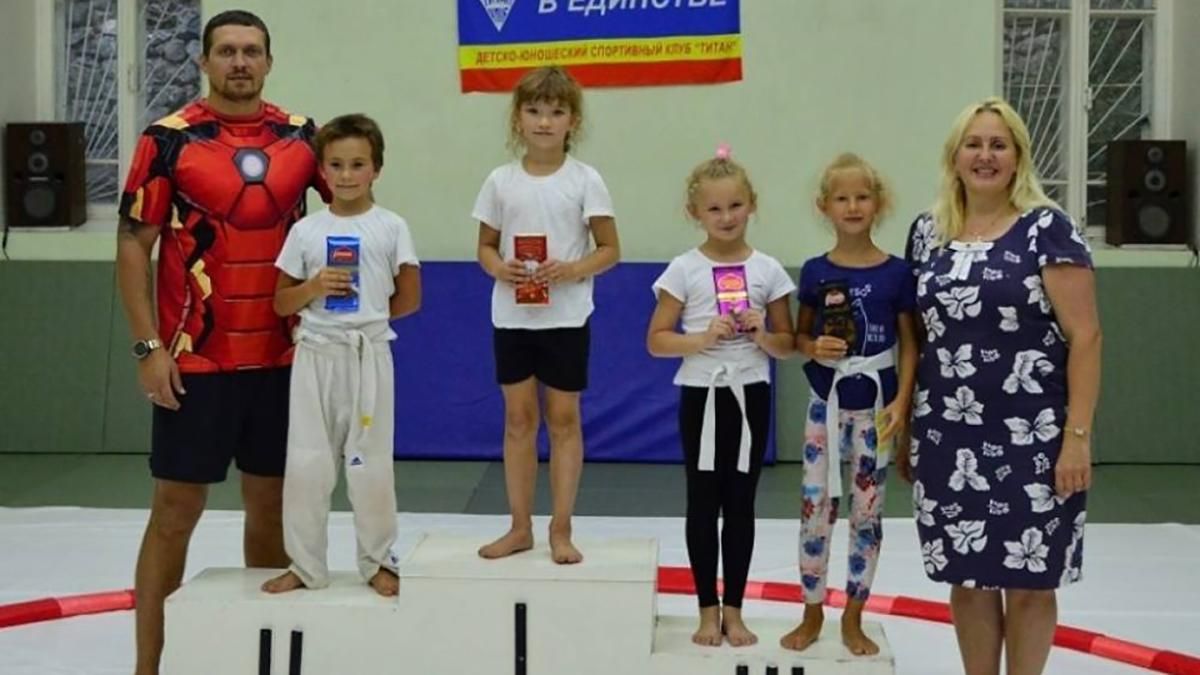 Усик у Ялті побував у гостях у юних спортсменів: фото Усик у Ялті побував у гостях у юних спортсменів: фото